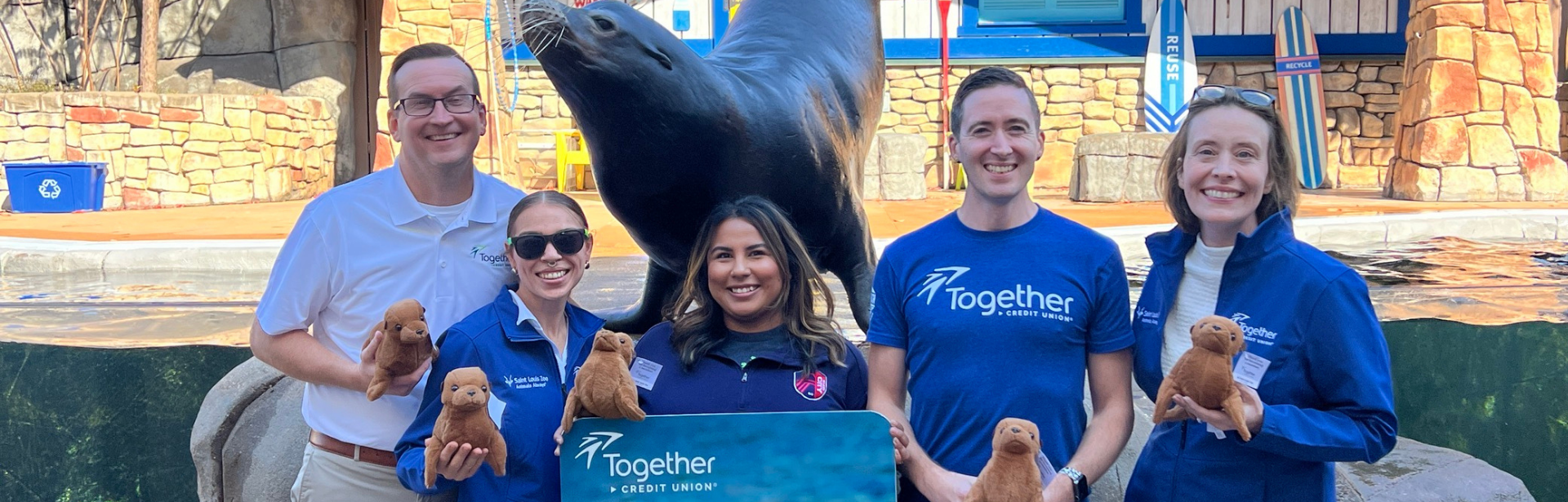 group with sea lion at Saint louis Zoo