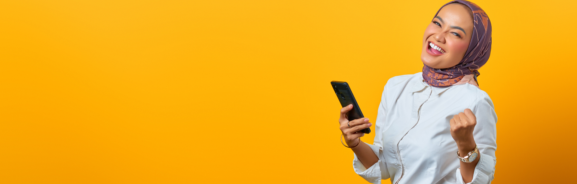 woman smiling with cell phone